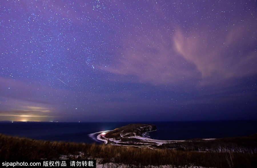 俄羅斯海參崴上空現(xiàn)雙子座流星雨 盛大壯觀宛如仙境