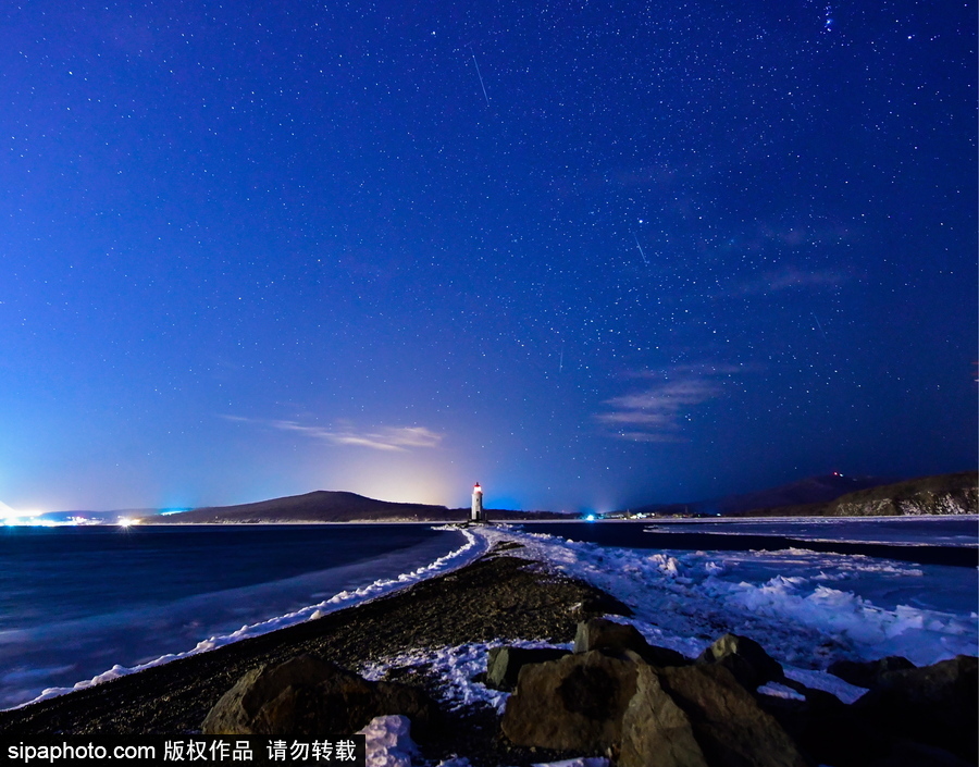 俄羅斯海參崴上空現(xiàn)雙子座流星雨 盛大壯觀宛如仙境