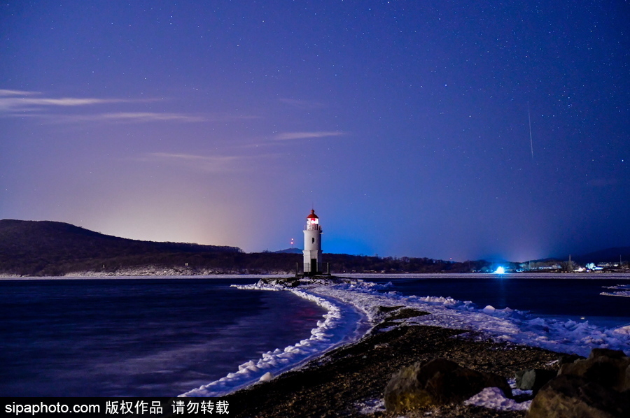 俄羅斯海參崴上空現(xiàn)雙子座流星雨 盛大壯觀宛如仙境