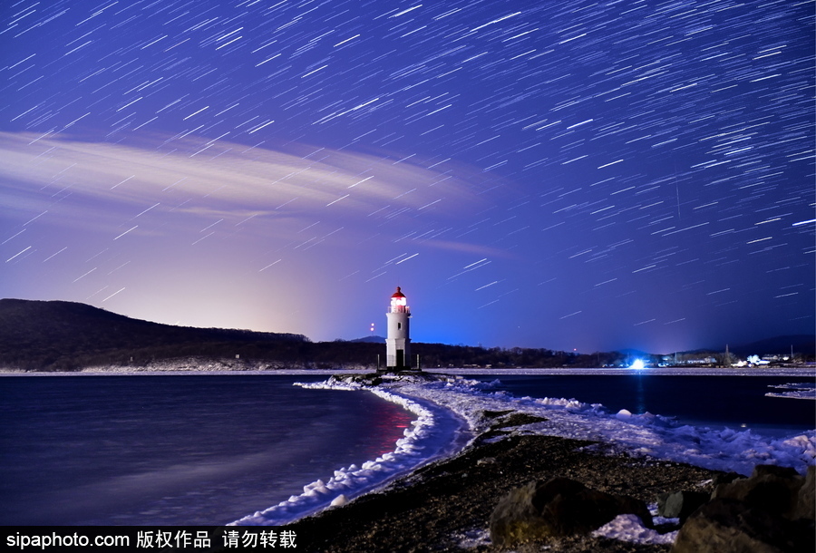 俄羅斯海參崴上空現(xiàn)雙子座流星雨 盛大壯觀宛如仙境