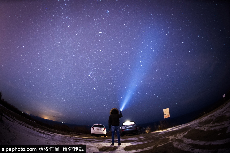 俄羅斯海參崴上空現(xiàn)雙子座流星雨 盛大壯觀宛如仙境