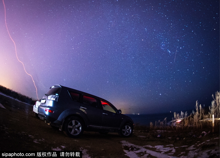 俄羅斯海參崴上空現(xiàn)雙子座流星雨 盛大壯觀宛如仙境