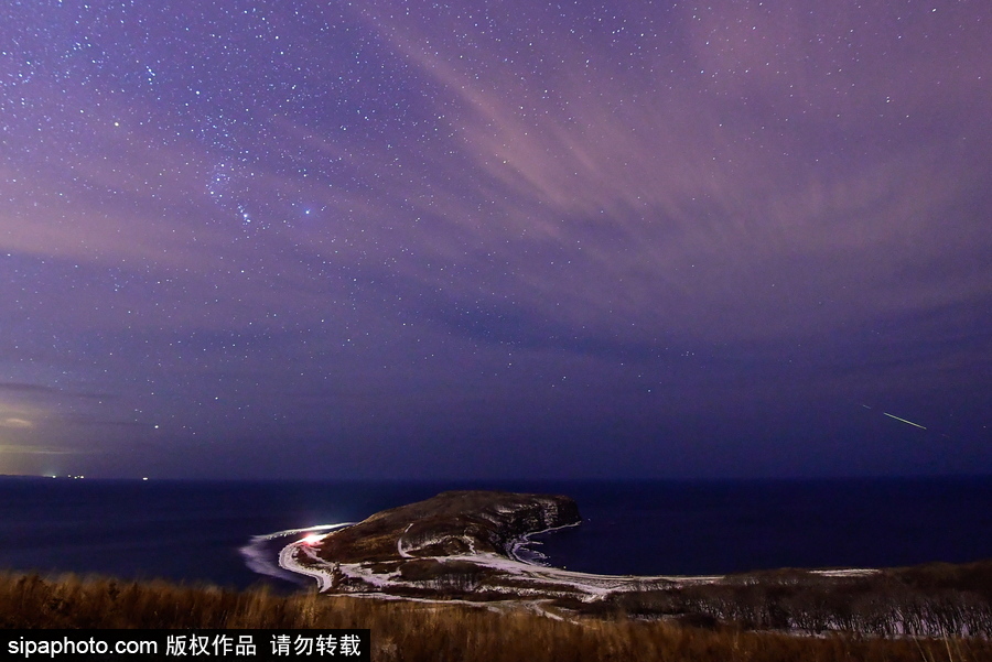 俄羅斯海參崴上空現(xiàn)雙子座流星雨 盛大壯觀宛如仙境