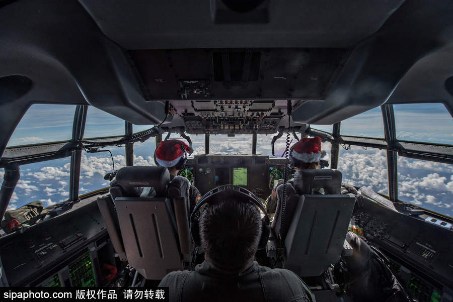 禮物從天而降！美國空軍向西太平洋島國空投“圣誕大禮包”