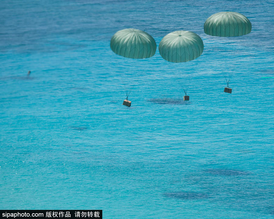 禮物從天而降！美國(guó)空軍向西太平洋島國(guó)空投“圣誕大禮包”