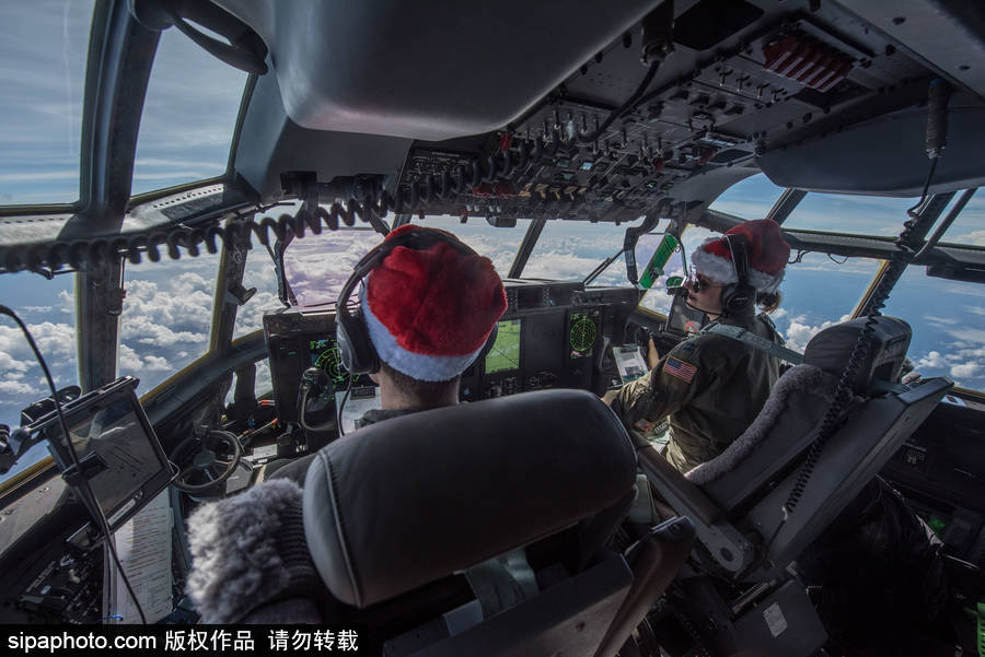 禮物從天而降！美國空軍向西太平洋島國空投“圣誕大禮包”