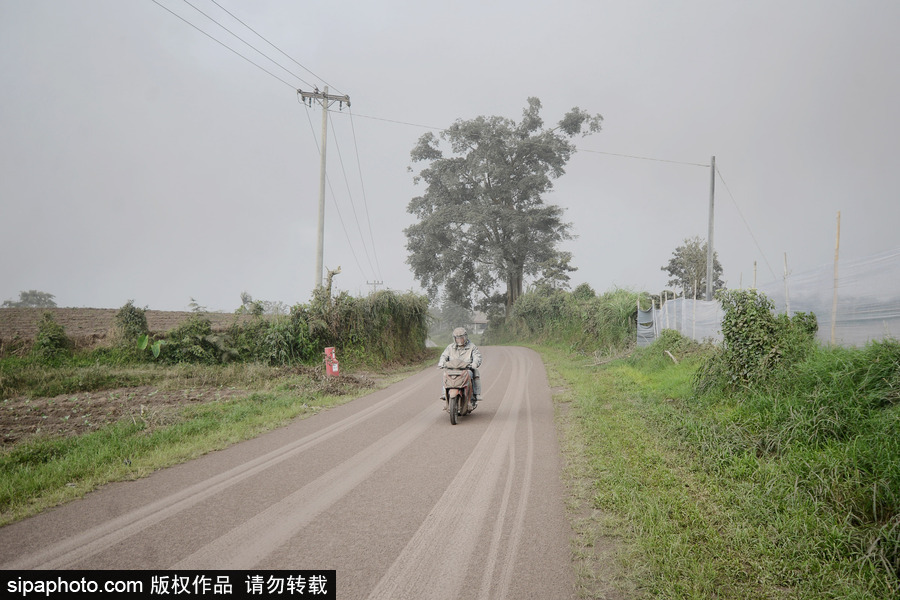 印尼錫納朋火山持續(xù)噴發(fā) 煙霧遮天蔽日