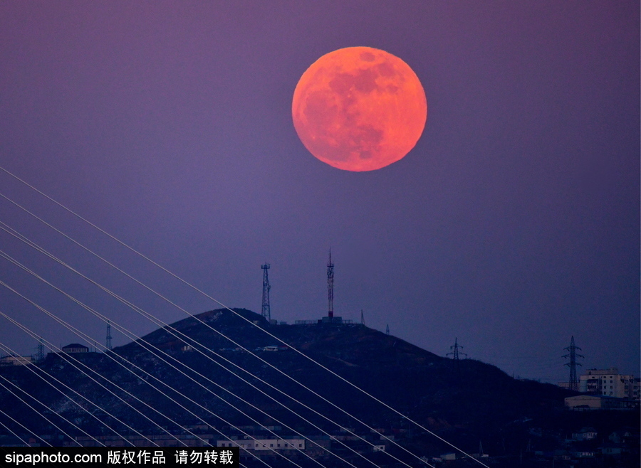 俄羅斯遠東地區(qū)超級月亮現(xiàn)身天宇 明亮壯觀