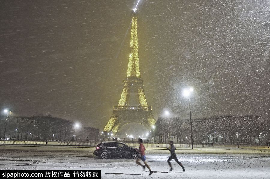 雪中巴黎埃菲爾鐵塔 如夢似幻浪漫十足