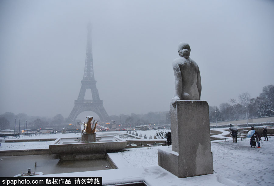 雪中巴黎埃菲爾鐵塔 如夢(mèng)似幻浪漫十足