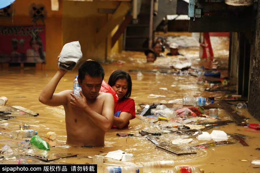 印尼雅加達(dá)突發(fā)洪水 民眾淌水生活