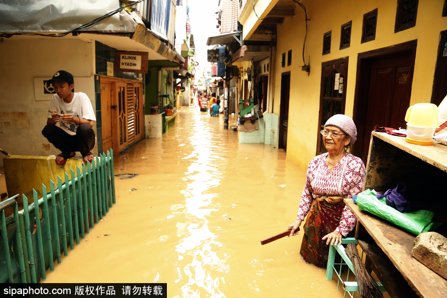 印尼雅加達(dá)突發(fā)洪水 民眾淌水生活