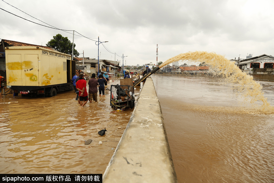 印尼雅加達(dá)突發(fā)洪水 民眾淌水生活