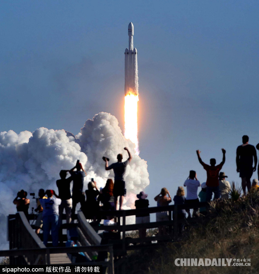 SpaceX成功發(fā)射獵鷹重型火箭 特斯拉跑車送上太空