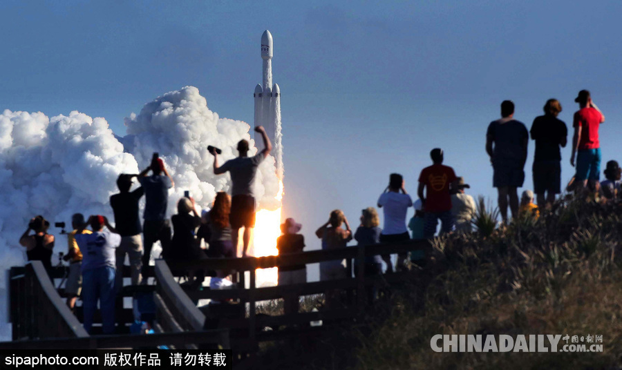 SpaceX成功發(fā)射獵鷹重型火箭 特斯拉跑車送上太空