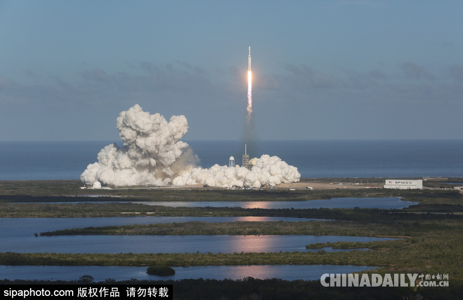 SpaceX成功發(fā)射獵鷹重型火箭 特斯拉跑車送上太空