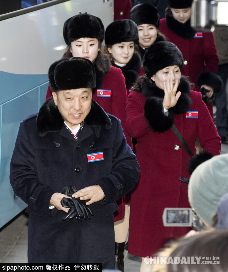 2018平昌冬奧會前瞻：朝鮮冬奧藝術(shù)團抵韓 面龐清秀紅色制服整齊劃一