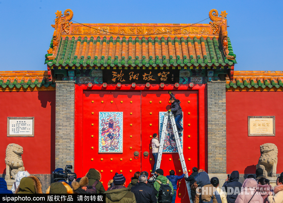 沈陽故宮掛門神 提前迎接農(nóng)歷小年