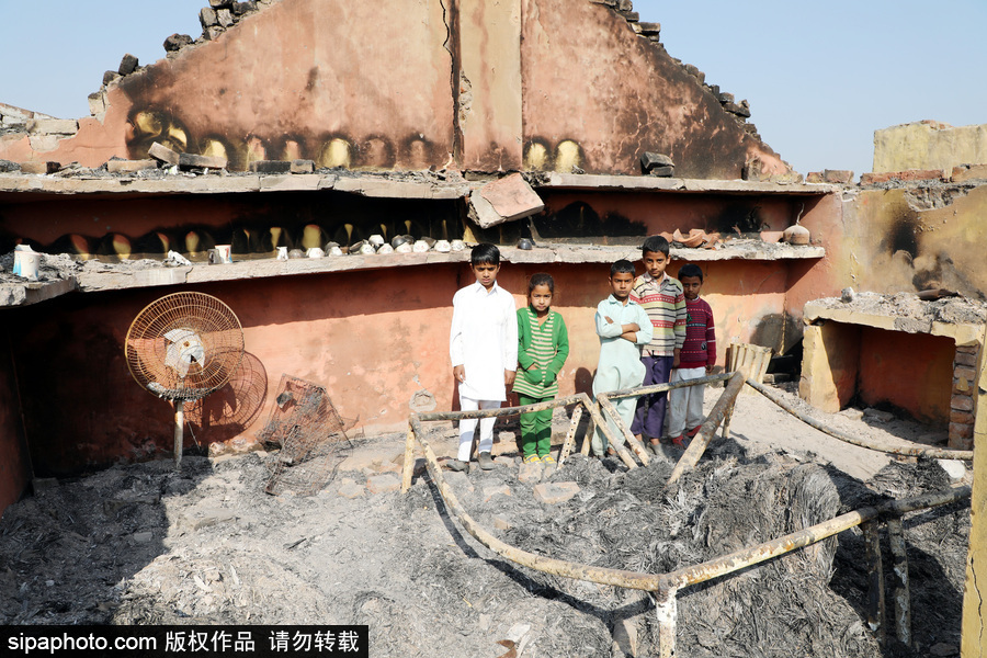 印度邊境地區(qū)遭巴基斯坦炮轟 居民房屋屋頂被掀成廢墟