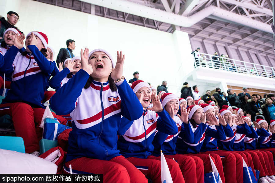 2018平昌冬奧會(huì)：冰球女子小組賽 朝鮮拉拉隊(duì)長(zhǎng)笑容甜美