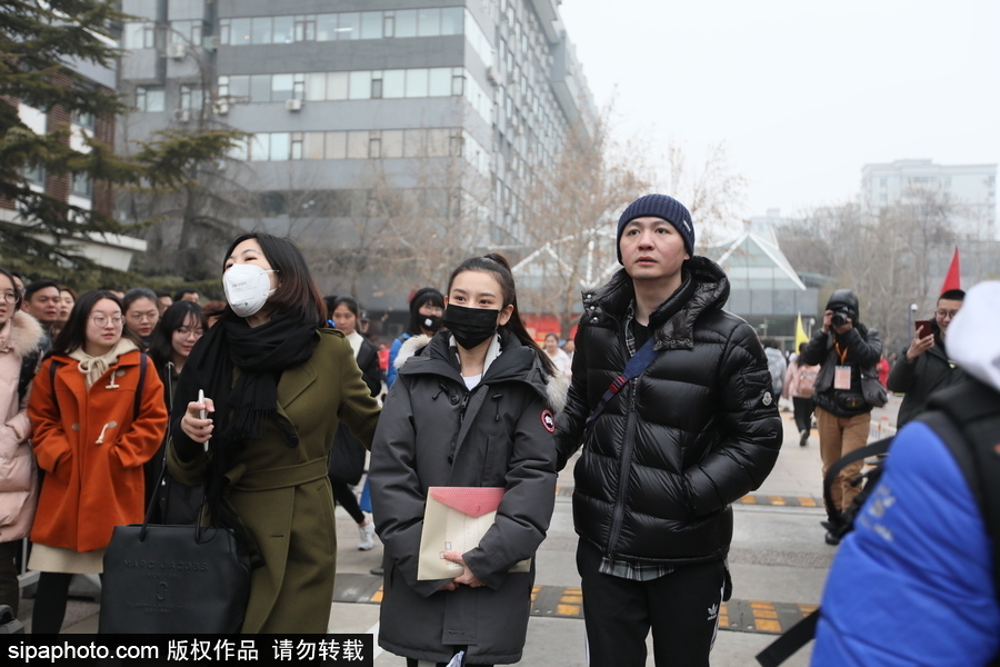 宋祖兒現(xiàn)身北京電影學(xué)院藝考 素顏馬尾辮清爽靚麗