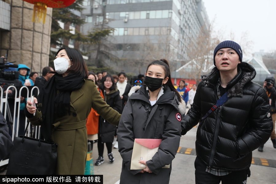 宋祖兒現(xiàn)身北京電影學院藝考 素顏馬尾辮清爽靚麗