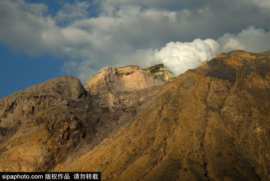 印尼錫納朋火山暫時(shí)趨于平緩 農(nóng)民菜田淡定勞作