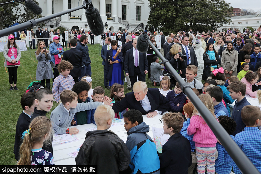 白宮舉行復(fù)活節(jié)滾彩蛋活動 “第一家庭”白宮南草坪狂歡