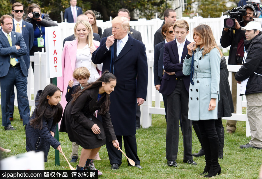 白宮舉行復(fù)活節(jié)滾彩蛋活動(dòng) “第一家庭”白宮南草坪狂歡