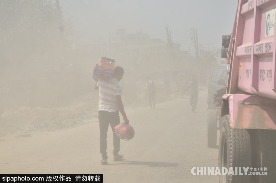 呼吸困難！孟加拉國(guó)達(dá)卡街頭塵土飛揚(yáng)粉塵污染嚴(yán)重