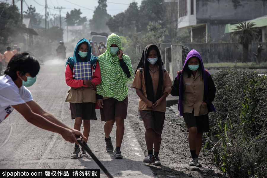 錫納朋火山噴發(fā)后 火山灰漫山遍野村民戴口罩清掃