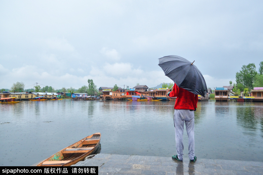 恍若置身江南煙雨中！印度漁民雨中泛舟詩意綿綿