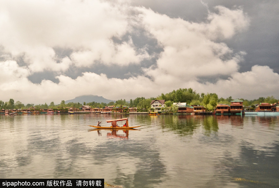 恍若置身江南煙雨中！印度漁民雨中泛舟詩意綿綿