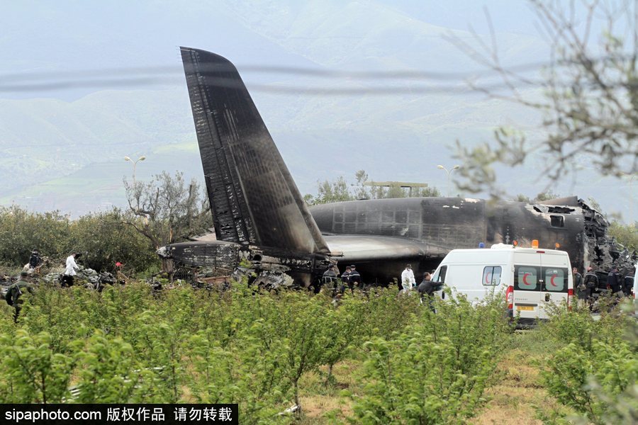 阿爾及利亞軍機墜毀257人遇難 現(xiàn)場畫面曝光