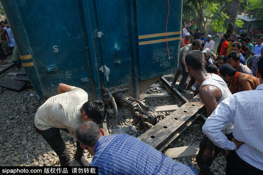 孟加拉國達(dá)卡郊區(qū)一輛火車脫軌 列車扭曲成“S”形