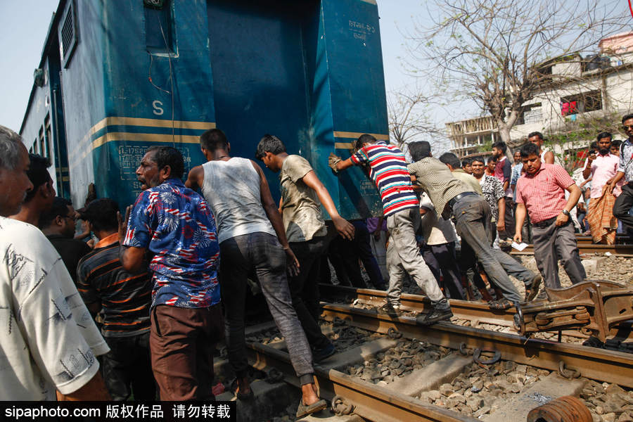 孟加拉國(guó)達(dá)卡郊區(qū)一輛火車脫軌 列車扭曲成“S”形