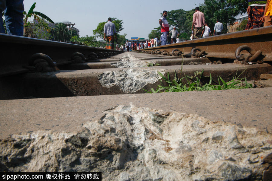 孟加拉國達卡郊區(qū)一輛火車脫軌 列車扭曲成“S”形