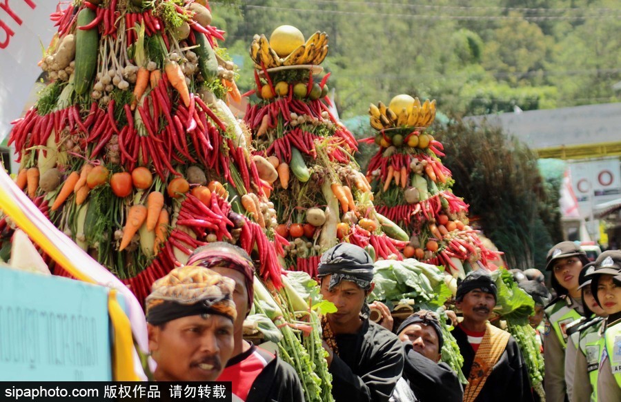 印尼茉莉芬文化游行 民眾身著傳統(tǒng)服飾地方特色濃郁