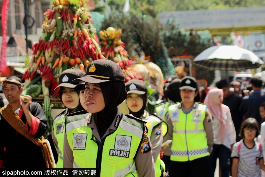 印尼茉莉芬文化游行 民眾身著傳統(tǒng)服飾地方特色濃郁