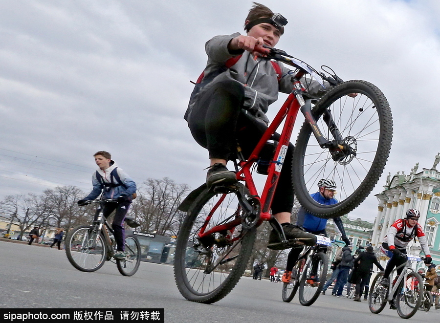 俄羅斯騎自行車的季節(jié)到了！花式騎車出行超逗趣