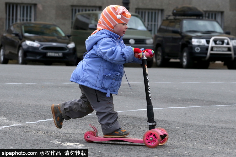 俄羅斯騎自行車的季節(jié)到了！花式騎車出行超逗趣