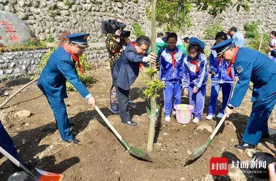 她在汶川地震中被徒手刨出來(lái) 10年后見(jiàn)到救命恩人