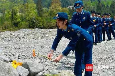 她在汶川地震中被徒手刨出來(lái) 10年后見(jiàn)到救命恩人