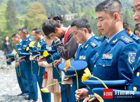 她在汶川地震中被徒手刨出來(lái) 10年后見(jiàn)到救命恩人