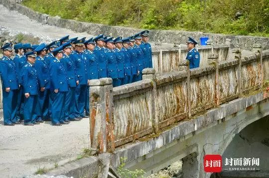 她在汶川地震中被徒手刨出來(lái) 10年后見(jiàn)到救命恩人