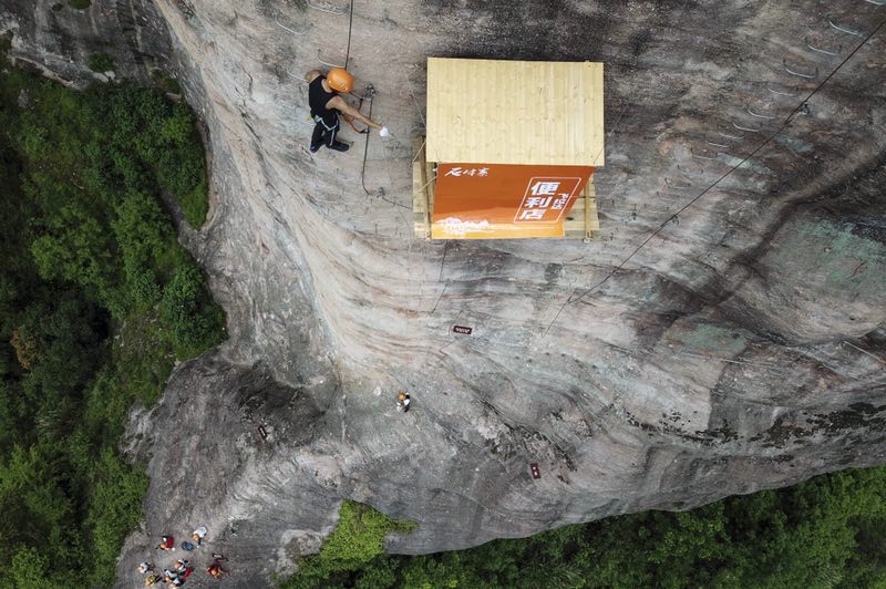 組圖：景區(qū)在懸崖峭壁開小賣部 游人飛檐走壁買水喝