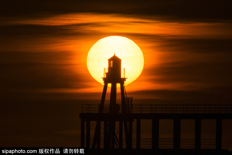 英國惠特比碼頭日出風(fēng)光 燈塔影影綽綽景色美