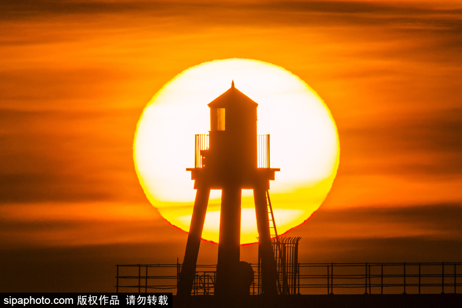 英國惠特比碼頭日出風(fēng)光 燈塔影影綽綽景色美