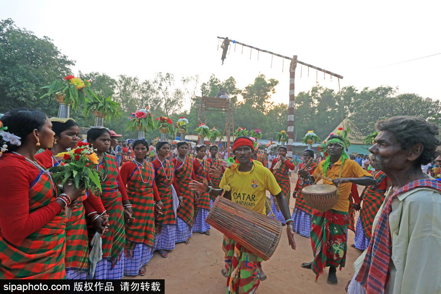 印度民眾慶祝Charak節(jié) 上演高難度雜技