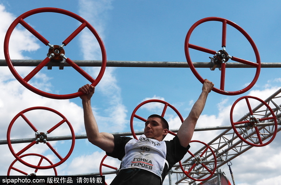 莫斯科舉行“英雄種族”障礙賽 過(guò)五關(guān)斬六將“戰(zhàn)斗力”十足